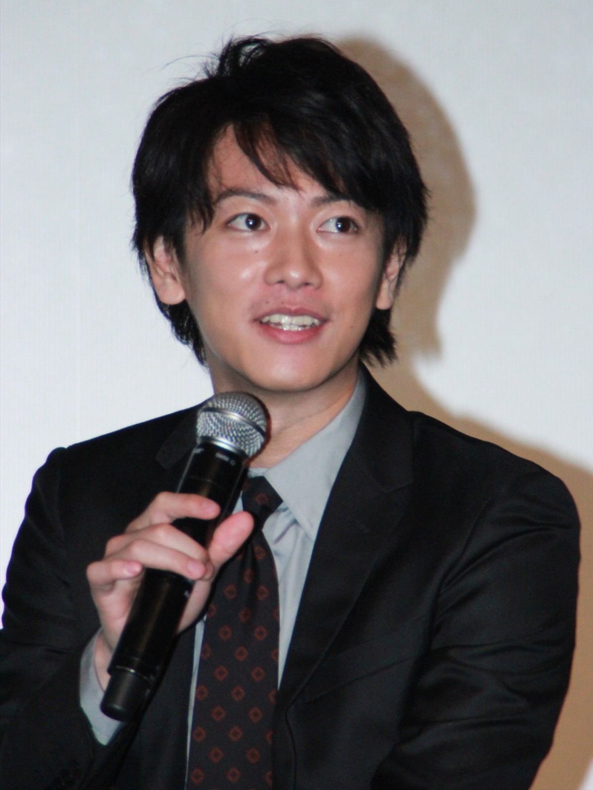 佐藤健『踊る大捜査線』を意識!?「すみれさんと青島だったらどうするか考えちゃう」