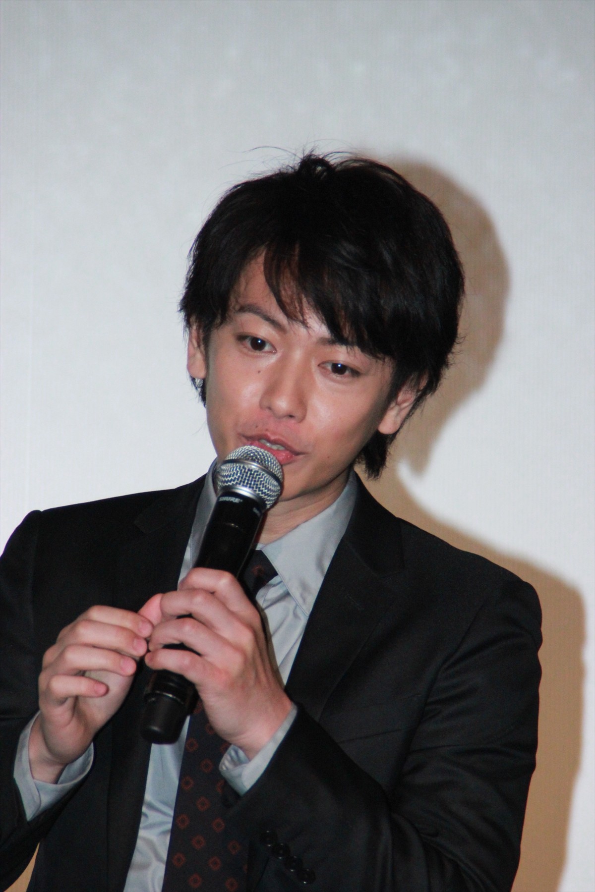 佐藤健『踊る大捜査線』を意識!?「すみれさんと青島だったらどうするか考えちゃう」