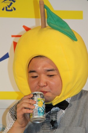 「氷結ストロング　宮崎産日向夏＜期間限定＞」記者会見に出席した内山信二