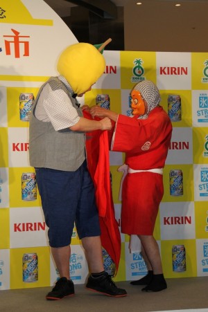 「氷結ストロング　宮崎産日向夏＜期間限定＞」記者会見に出席した内山信二