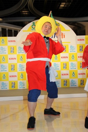 「氷結ストロング　宮崎産日向夏＜期間限定＞」記者会見に出席した内山信二