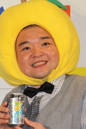 「氷結ストロング　宮崎産日向夏＜期間限定＞」記者会見に出席した内山信二