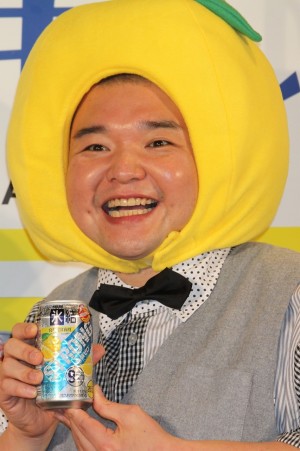 「氷結ストロング　宮崎産日向夏＜期間限定＞」記者会見に出席した内山信二