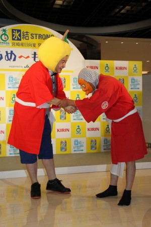 「氷結ストロング　宮崎産日向夏＜期間限定＞」記者会見に出席した内山信二