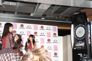「DARTSLIVE×AKB48」プロジェクト記者発表会の様子