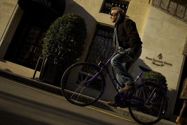 スパイ映画『ラストミッション』で、ケビン・コスナーが愛用する乗り物は…なんと自転車!?
