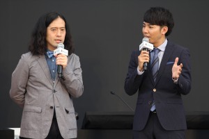 『PlayStation4×2014 FIFA World Cup Brazil Limited Pack』発売記念イベントに登場したピース（又吉直樹、綾部祐二）