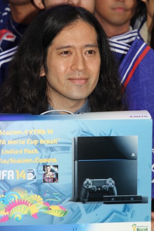 『PlayStation4×2014 FIFA World Cup Brazil Limited Pack』発売記念イベントに登場したピース（又吉直樹）