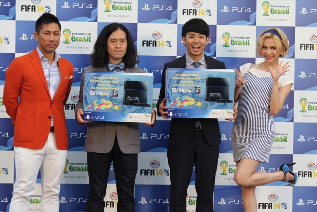 『PlayStation4×2014 FIFA World Cup Brazil Limited Pack』発売記念イベントに登場した前園真聖、ピース（又吉直樹、綾部祐二）、水沢アリー