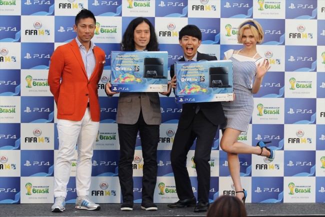 『PlayStation4×2014 FIFA World Cup Brazil Limited Pack』発売記念イベントに登場した前園真聖、ピース（又吉直樹、綾部祐二）、水沢アリー