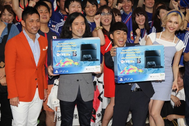 『PlayStation4×2014 FIFA World Cup Brazil Limited Pack』発売記念イベントに登場した前園真聖、ピース（又吉直樹、綾部祐二）、水沢アリー