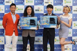 『PlayStation4×2014 FIFA World Cup Brazil Limited Pack』発売記念イベントに登場した前園真聖、ピース（又吉直樹、綾部祐二）、水沢アリー