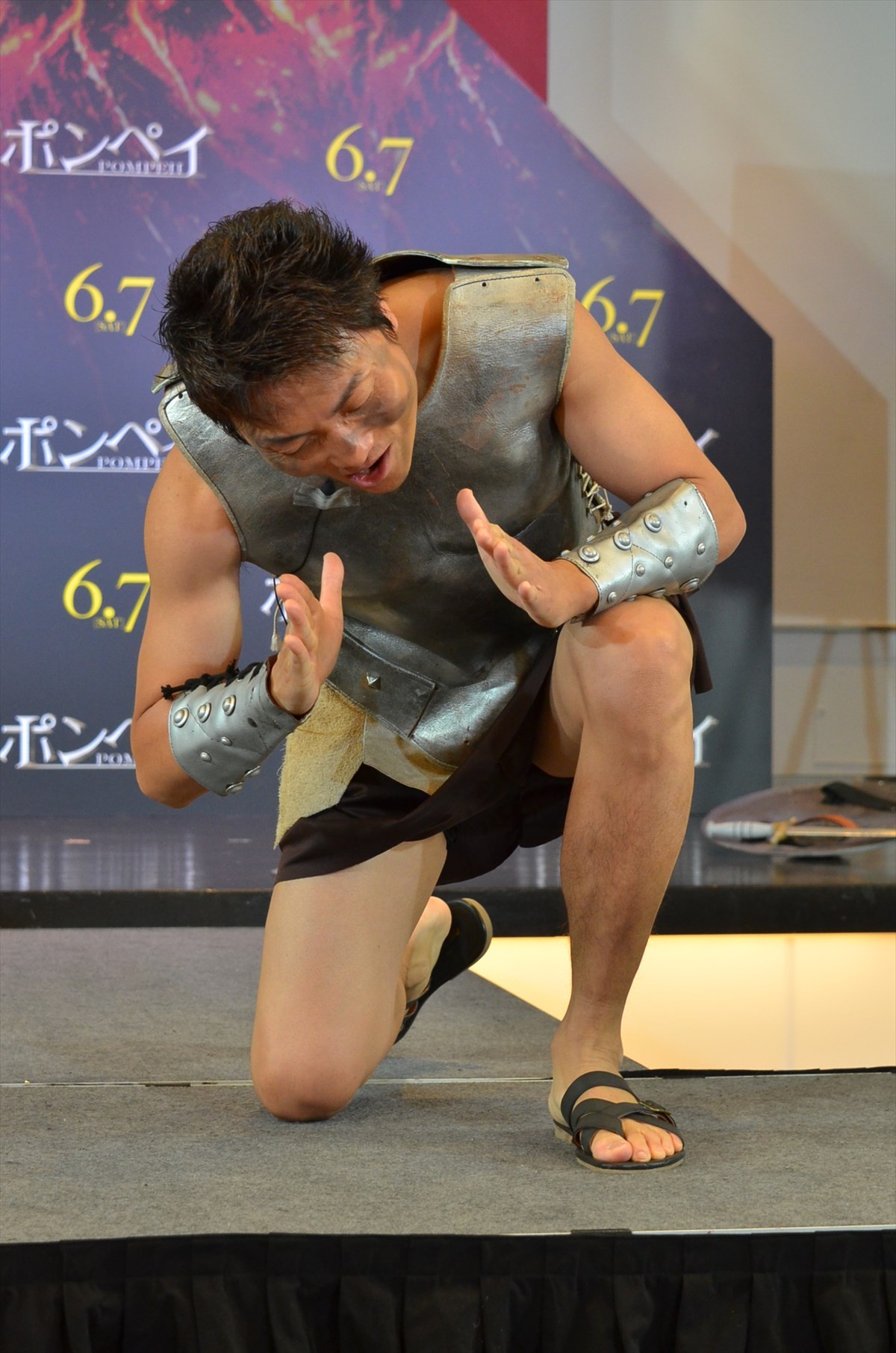 女神姿の壇蜜に、ワッキーが暴走「下の“ポンペイ”が噴火した」と下ネタでPR