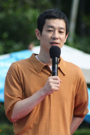 『わたしのハワイの歩きかた』完成披露会見に出席した加瀬亮