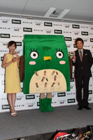 「ふくろぅのママ」お披露目PRイベントに出席した亀井京子、ふくろぅのママ、坂上忍