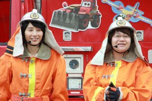 『プレーンズ2 / ファイアー＆レスキュー』レスキュー入隊イベントに出席した近藤春菜・箕輪はるか（ハリセンボン）