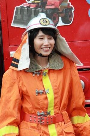 『プレーンズ2 / ファイアー＆レスキュー』レスキュー入隊イベントに出席した箕輪はるか（ハリセンボン）