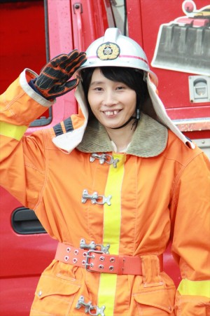 『プレーンズ2 / ファイアー＆レスキュー』レスキュー入隊イベントに出席した箕輪はるか（ハリセンボン）