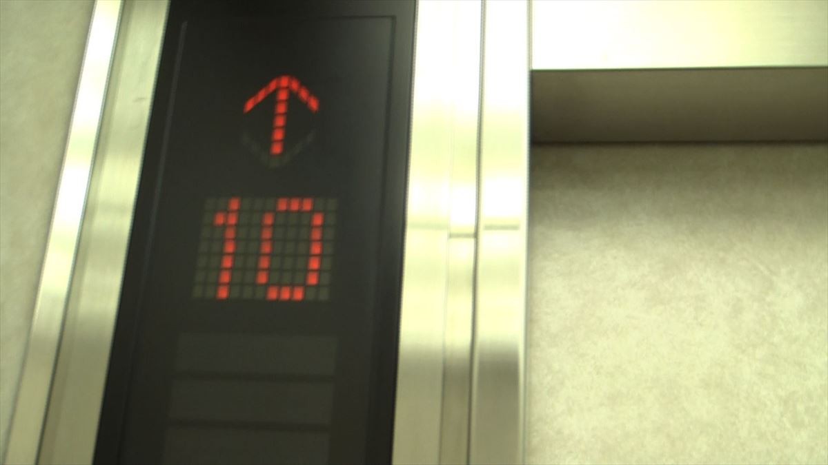 駅前を徘徊するドッペルゲンガーの正体とは?　監視カメラに映った恐怖映像