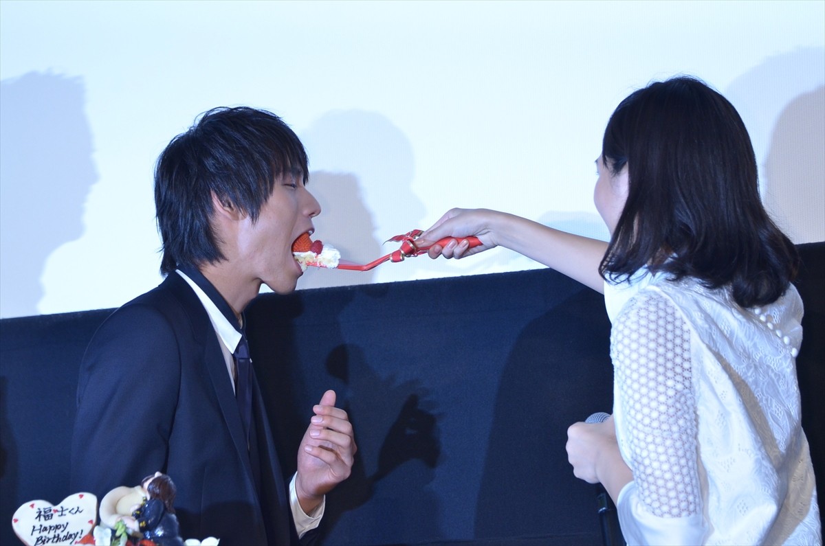 福士蒼汰、川口春奈からケーキを「あ～ん」　11日遅れのバースデーサプライズ