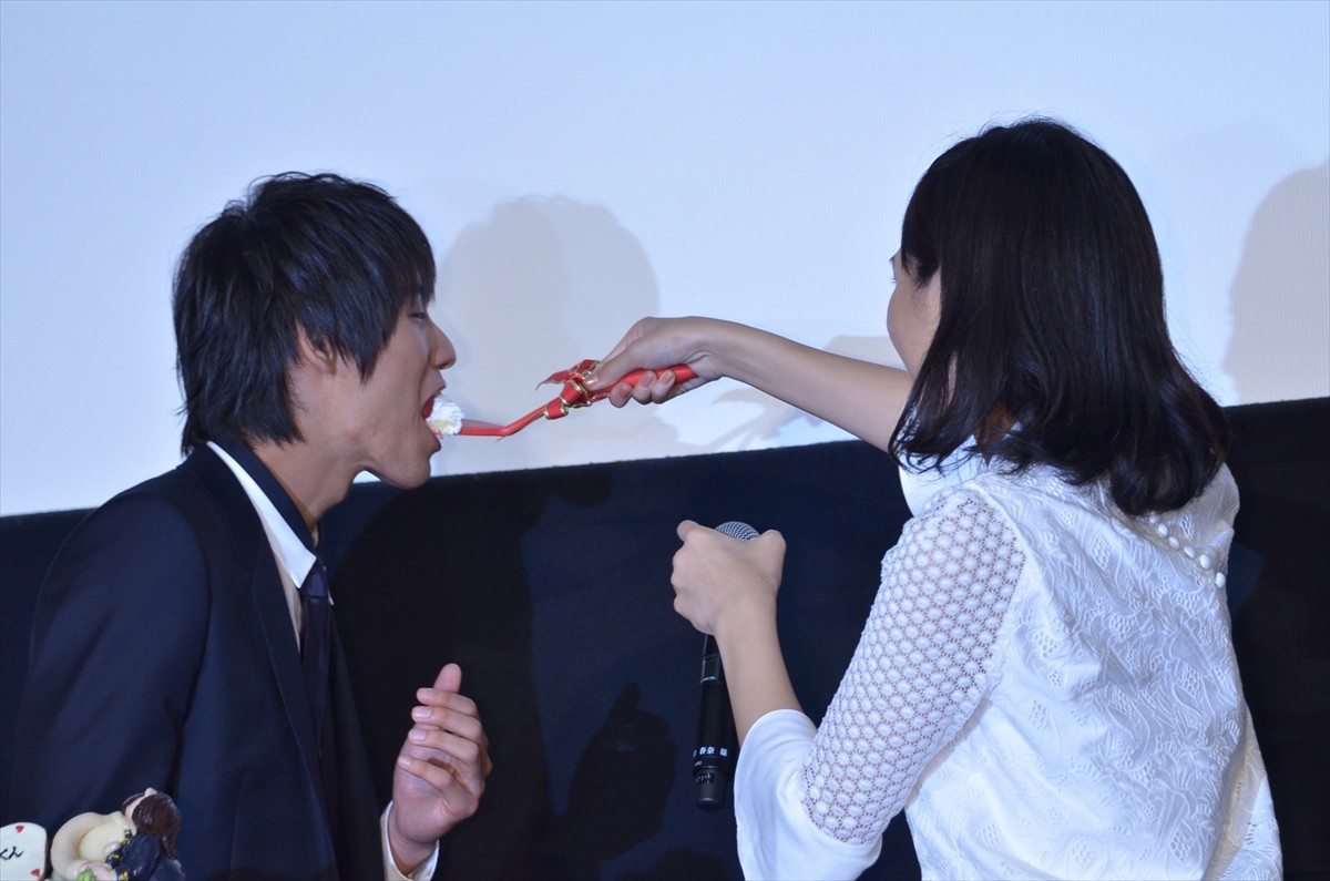 福士蒼汰、川口春奈からケーキを「あ～ん」　11日遅れのバースデーサプライズ