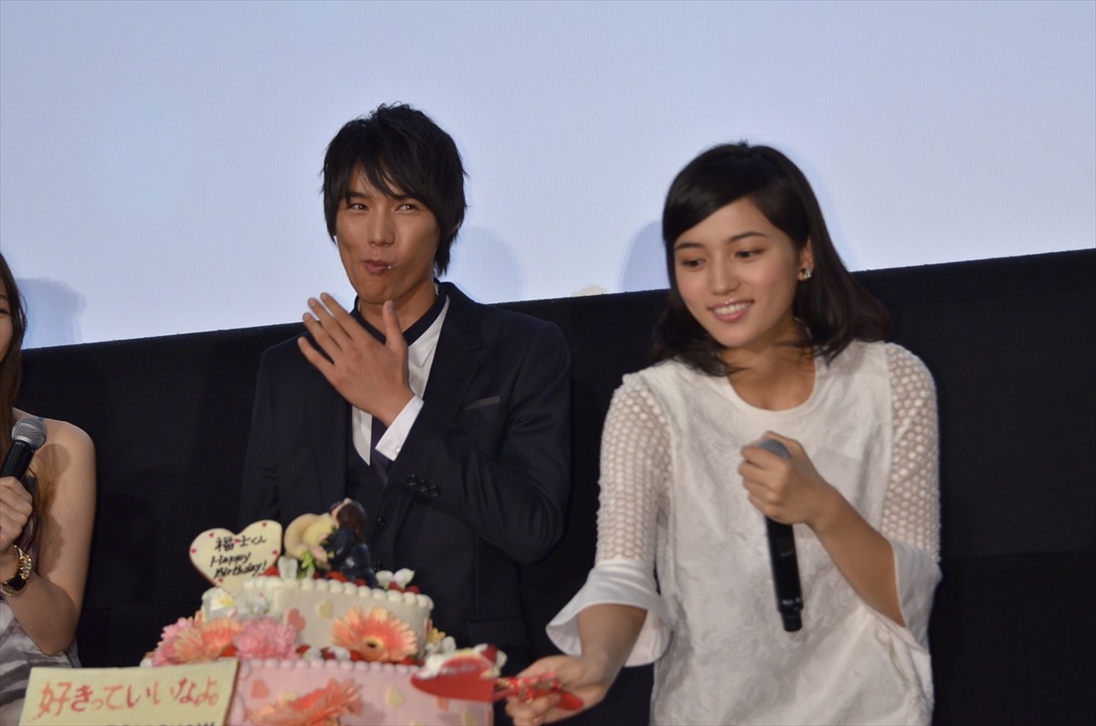 福士蒼汰、川口春奈からケーキを「あ～ん」　11日遅れのバースデーサプライズ