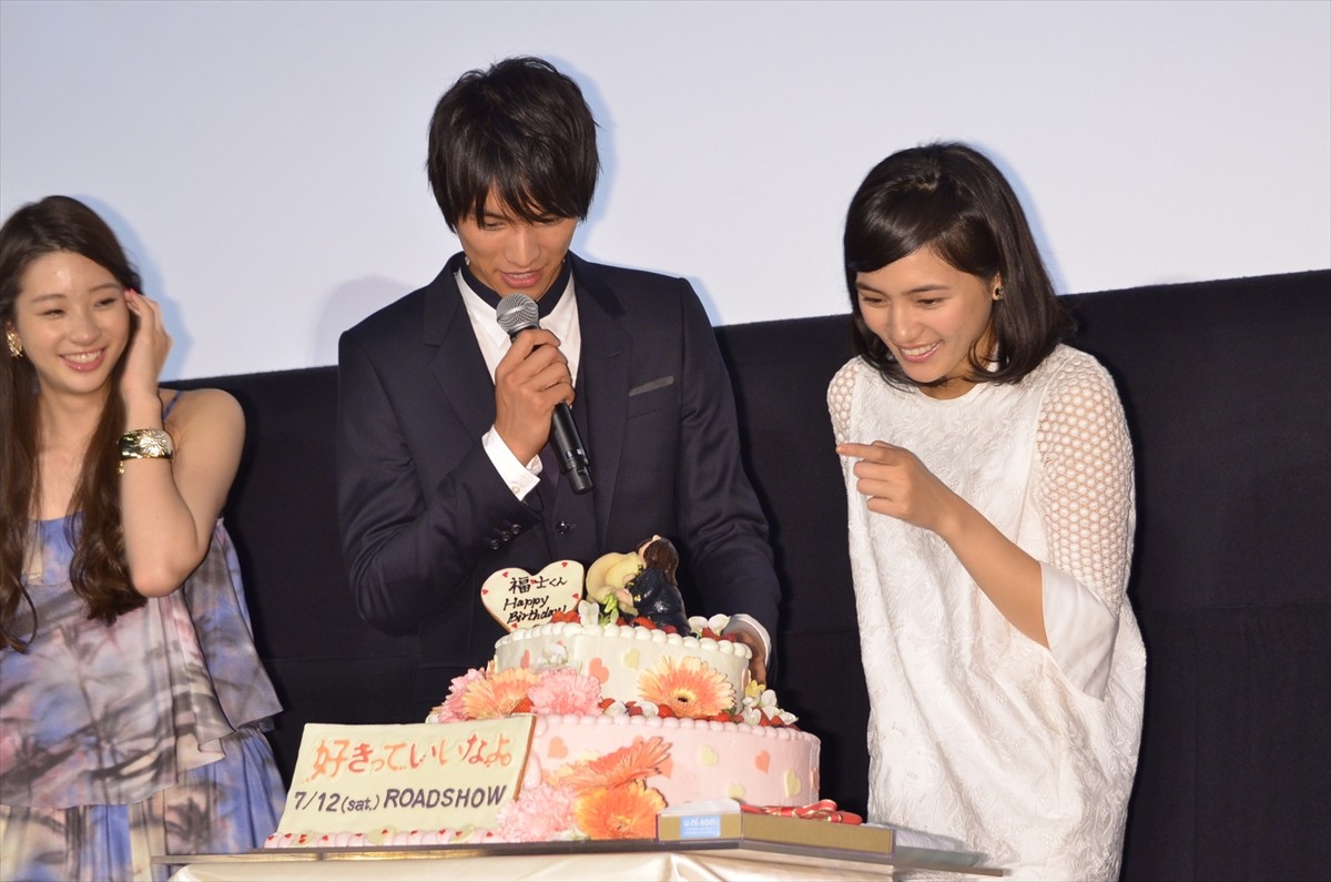 福士蒼汰、川口春奈からケーキを「あ～ん」　11日遅れのバースデーサプライズ