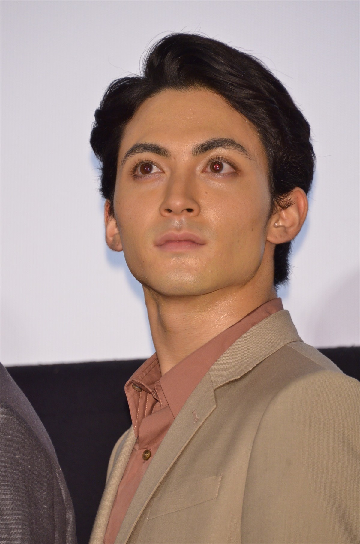 福士蒼汰、川口春奈からケーキを「あ～ん」　11日遅れのバースデーサプライズ