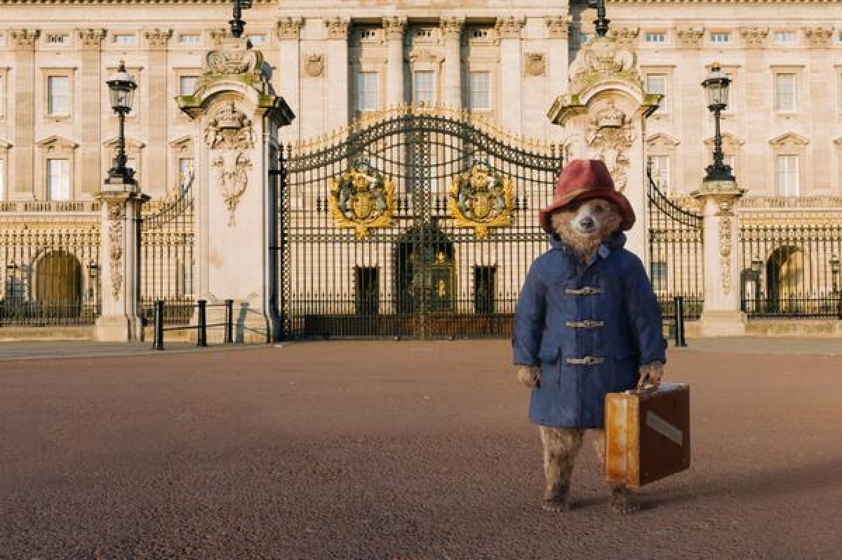 パディントンがエリザベス女王に謁見?(※ Paddington公式ツイッターのスクリーンショット)