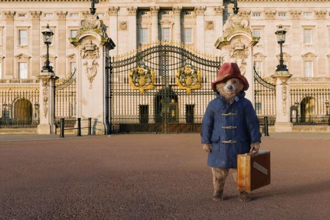 パディントンがエリザベス女王に謁見？（※ Paddington公式ツイッターのスクリーンショット）