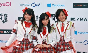 「MTV VMAJ 2014」レッドカーペットに登場した、Rev. from DVL