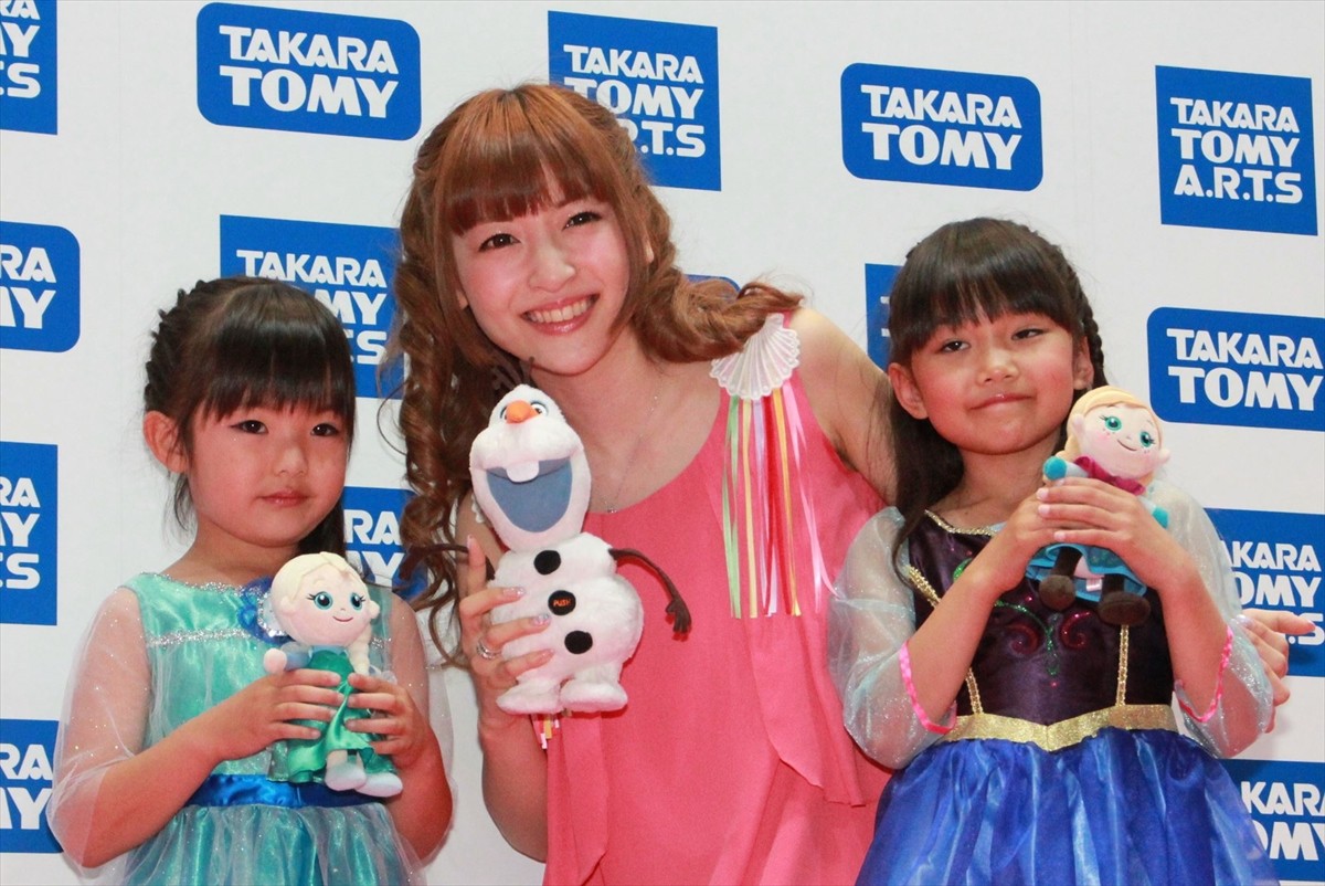 『アナ雪』神田沙也加、東京おもちゃショーで『生まれてはじめて』を熱唱