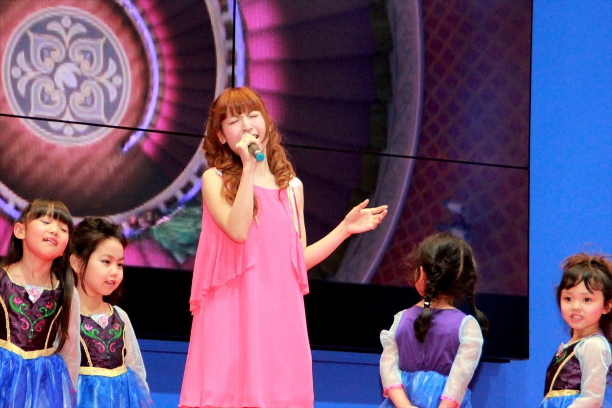 『アナ雪』神田沙也加、東京おもちゃショーで『生まれてはじめて』を熱唱