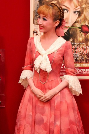 実咲凜音、宝塚宙組公演『ベルサイユのばら－オスカル編－』囲み取材の様子