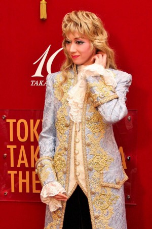 凰稀かなめ、宝塚宙組公演『ベルサイユのばら－オスカル編－』囲み取材の様子