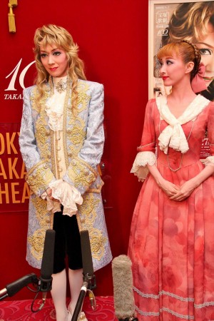 凰稀かなめ、実咲凜音、宝塚宙組公演『ベルサイユのばら－オスカル編－』囲み取材の様子