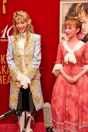 凰稀かなめ、実咲凜音、宝塚宙組公演『ベルサイユのばら－オスカル編－』囲み取材の様子