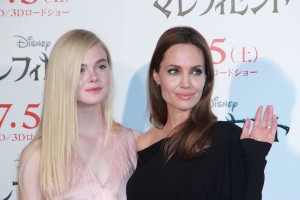 『マレフィセント』来日記者会見に登場したエル・ファニング、アンジェリーナ・ジョリー