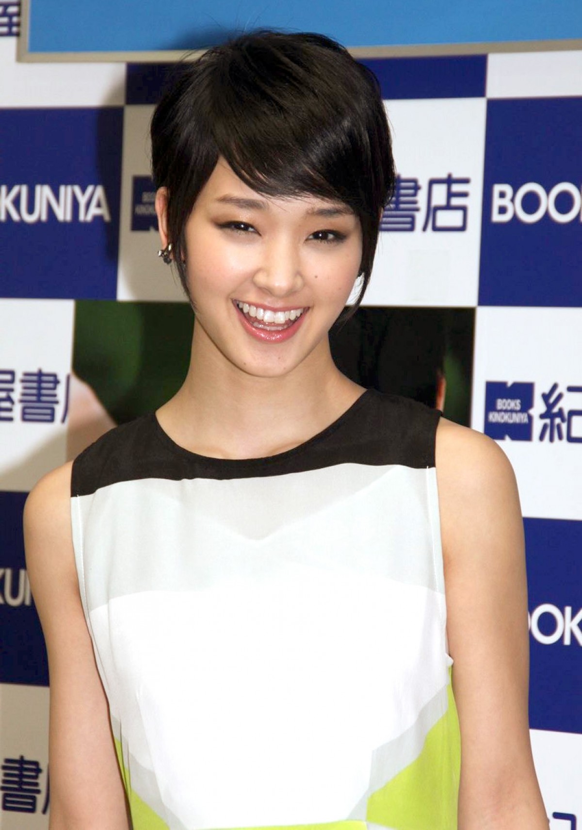 剛力彩芽、「ちょっぴり大人になった私を見て！」 写真集を笑顔でアピール