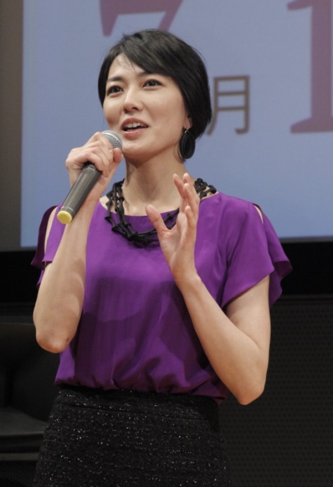 『同窓生 ～人は、三度、恋をする～』試写会で舞台挨拶を行った板谷由夏