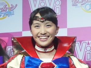 セーラー戦士を彷彿とさせる衣装で登場したももいろクローバーZ