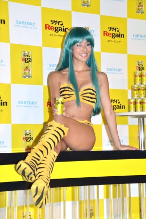 すみれ、『リゲイン』新CMでラムちゃんのコスプレ披露