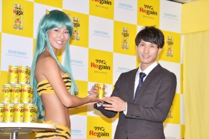 すみれ、『リゲイン』新CMでラムちゃんのコスプレ披露