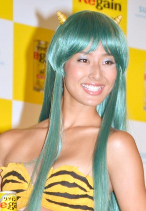 すみれ、『リゲイン』新CMでラムちゃんのコスプレ披露