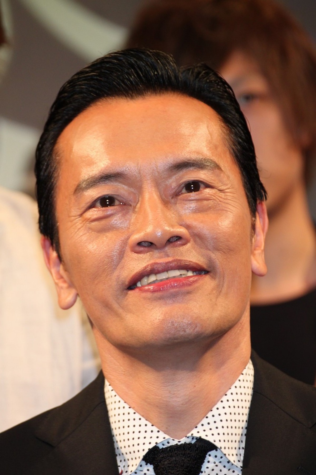 篠田麻里子、遠藤憲一からプレゼント攻撃!?　『家族狩り』共演者はブーイング