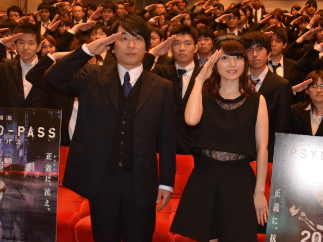黒スーツ一色のファンと共に『サイコパス』イベントに登壇した関智一と花澤香菜