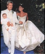 15年前の結婚式でのデヴィッド＆ヴィクトリア・ベッカム、赤ちゃんは長男のブルックリン君