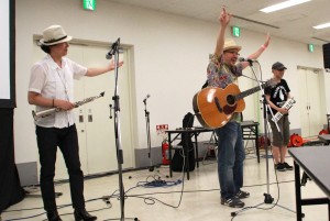 「グルメコミックコンベンション4」に登場した久住昌之先生率いるスクリーントーンズ