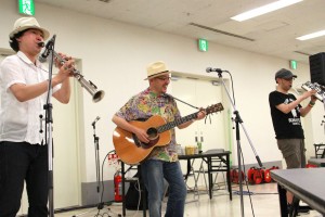 「グルメコミックコンベンション4」に登場した久住昌之先生率いるスクリーントーンズ