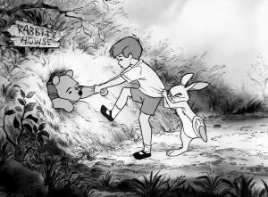 まるでリアル『くまのプーさん』!? クッキーの瓶に頭がはまった小熊が大パニック